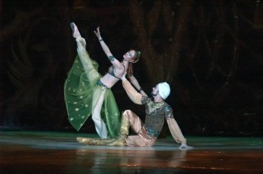 DNEPROPETROVSK, UKRAINE - 20 Haziran 2013: Dnepropetrovsk Devlet Opera ve Bale Tiyatrosu üyeleri 20 Haziran 2013 'te Dnepropetrovsk, Ukrayna' da BİR THOUSAND VE BİR GECE sahneledi 