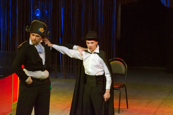 Dnipropetrovsk Ukraine 3月1日 ウクライナ ドニプロペトロフスク市で2015年3月1日に開催されたDnepropetrovsk Youth Theatre VerimのメンバーによるRaven公演 — ストック写真