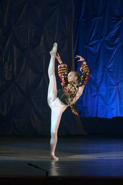 Dnepropetrovsk Ukraine January Julia Zakharenko Age 15歳 1月13日にウクライナのDnepropetrovskで国立歌劇場とバレエ劇場でバレエ真珠を上演 — ストック写真