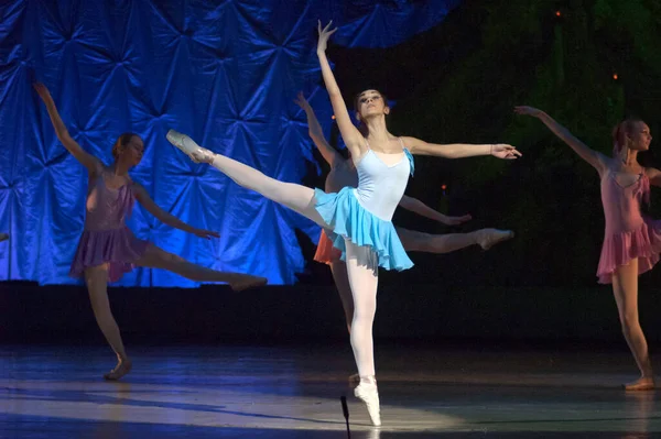 Dnepropetrovsk Ukraine Styczeń Niezidentyfikowane Dziewczyny Wieku Lat Wykonują Perły Baletowe — Zdjęcie stockowe