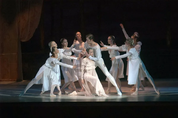 Dnepropetrovsk Ukraine 11月9 Dnepropetrovsk State Opera Ballet Theatreのメンバーが11月9日にウクライナのDnepropetrovskでロミオとジュリエットを上演 — ストック写真