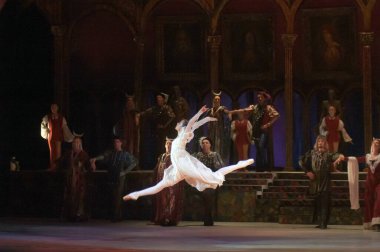 DNEPROPETROVSK, UKRAINE NOVEMBER 9: Dnepropetrovsk Devlet Opera ve Bale Tiyatrosu üyeleri 9 Kasım 2013 'te Ukrayna' nın Dnepropetrovsk kentinde Romeo ve Juliet gösterisi yaptılar.