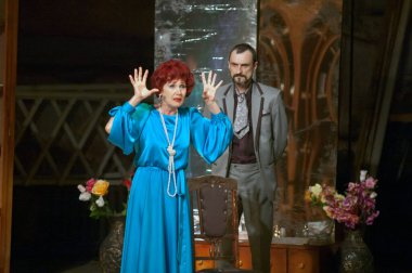 DNEPROPETROVSK, UKRAINE - 4 Temmuz: Dnepropetrovsk Devlet Tiyatrosu Üyeleri 4 Temmuz 2014 tarihinde Dnepropetrovsk, Ukrayna 'da MAKROPULOS AFFair' i sahneledi.