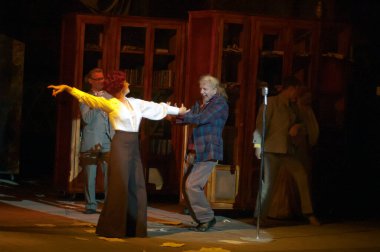 DNEPROPETROVSK, UKRAINE - 4 Temmuz: Dnepropetrovsk Devlet Tiyatrosu Üyeleri 4 Temmuz 2014 tarihinde Dnepropetrovsk, Ukrayna 'da MAKROPULOS AFFair' i sahneledi.