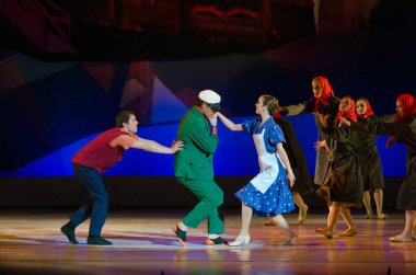 DNIPROPETROVSK, UKRAINE - 10 Ekim: Dnepropetrovsk Devlet Opera ve Bale Tiyatrosu Üyeleri 10 Ekim 2014 tarihinde Dnepropetrovsk, Ukrayna 'da FOXTROT 12 CHAIRS' ı sahneledi..