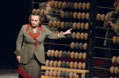 DNIPROPETROVSK, UKRAINE - NOVEMBER 1: Dnipropetrovsk Gençlik Tiyatrosu Üyeleri VERIM 1 Kasım 2014 tarihinde Dnipropetrovsk, Ukrayna 'da PLUM' u sahneledi