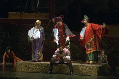 DNEPROPETROVSK, UKRAINE ECTOBER 26: Dnepropetrovsk Devlet Opera ve Bale Tiyatrosu üyeleri 26 Ekim 2013 'te Ukrayna' nın Dnepropetrovsk kentinde Puccini operasını sahnelediler.
