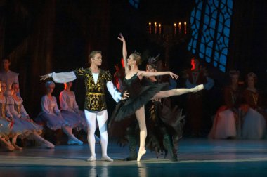 DNEPROPETROVSK, UKRAINE - 29 Mart 2014 'te Dnepropetrovsk, Ukrayna' da Dnepropetrovsk Opera ve Bale Tiyatrosu tarafından sahnelenen Kuğu Gölü balesi