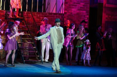 DNIPROPETROVSK, UKRAINE - 15 Kasım 2014: Dnepropetrovsk Devlet Tiyatrosu Üyeleri, 15 Kasım 2014 tarihinde Dnipropetrovsk, Ukrayna 'da bir günlük bir performans sergilediler