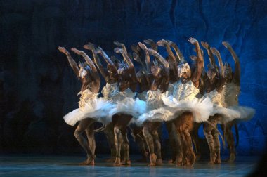 DNEPROPETROVSK, UKRAINE - 7 Aralık 2013 'te Ukrayna' nın Dnepropetrovsk kentindeki Devlet Opera ve Bale Tiyatrosu 'nda KYIV MODERN Ballet üyeleri NUTKRACER' i sahneledi.
