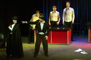 DNIPROPETROVSK, UKRAINE - 1 Mart: Dnepropetrovsk Gençlik Tiyatrosu Üyeleri VERIM 1 Mart 2015 tarihinde Dnipropetrovsk, Ukrayna 'da RAVEN' i sahneledi