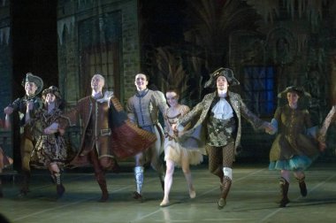 DNEPROPETROVSK, UKRAINE - 7 Aralık 2013 'te Ukrayna' nın Dnepropetrovsk kentindeki Devlet Opera ve Bale Tiyatrosu 'nda KYIV MODERN Ballet üyeleri NUTKRACER' i sahneledi.