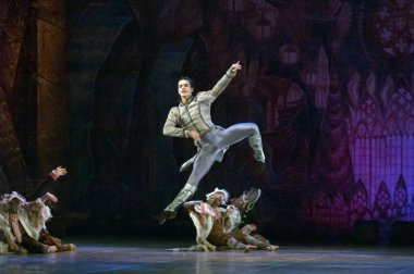 DNEPROPETROVSK, UKRAINE - 7 Aralık 2013 'te Ukrayna' nın Dnepropetrovsk kentindeki Devlet Opera ve Bale Tiyatrosu 'nda KYIV MODERN Ballet üyeleri NUTKRACER' i sahneledi.