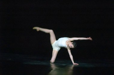DNEPROPETROVSK, UKRAINE - 9 Mart: Dnepropetrovsk Devlet Opera ve Bale Tiyatrosu üyeleri 9 Mart 2014 'te Dnepropetrovsk, Ukrayna' da ZAKULISIE 'i sahneledi..