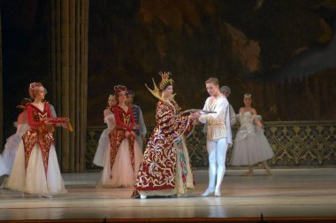 DNEPROPETROVSK, UKRAINE - 29 Mart 2014 'te Dnepropetrovsk, Ukrayna' da Dnepropetrovsk Opera ve Bale Tiyatrosu tarafından sahnelenen Kuğu Gölü balesi