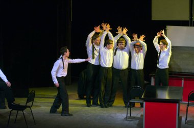 DNIPROPETROVSK, UKRAINE - 1 Mart: Dnepropetrovsk Gençlik Tiyatrosu Üyeleri VERIM 1 Mart 2015 tarihinde Dnipropetrovsk, Ukrayna 'da RAVEN' i sahneledi