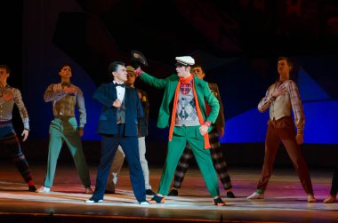 DNIPROPETROVSK, UKRAINE - 9 Ekim: Dnepropetrovsk Devlet Opera ve Bale Tiyatrosu Üyeleri 9 Ekim 2014 'te Dnepropetrovsk, Ukrayna' da FOXTROT 12..