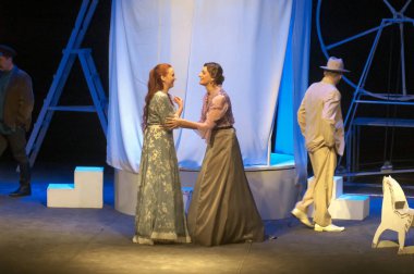 DNIPROPETROVSK, UKRAINE - 31 Mart: Dnepropetrovsk Gençlik Tiyatrosu üyeleri Verim, 31 Mart 2013 tarihinde Ukrayna 'nın Dnipropetrovsk kentinde martı sahneledi 