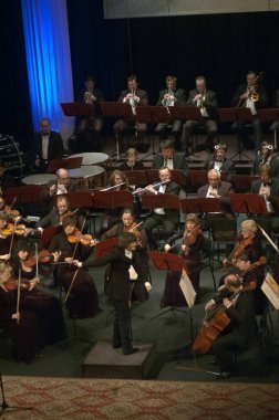 DNEPROPETROVSK, UKRAINE - FEBRUARY 25: Akademik Senfoni Orkestrası - ana orkestra şefi Natalia Ponomarchuk 25 Şubat 2013 tarihinde Dnepropetrovsk, Ukrayna 'da Çaykovski' nin müziğini seslendirdi. 