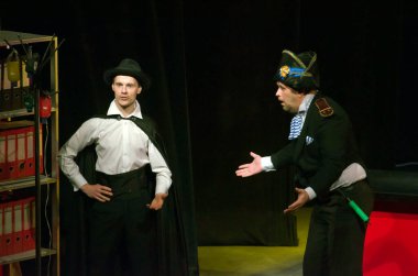 DNIPROPETROVSK, UKRAINE - 1 Mart: Dnepropetrovsk Gençlik Tiyatrosu Üyeleri VERIM 1 Mart 2015 tarihinde Dnipropetrovsk, Ukrayna 'da RAVEN' i sahneledi