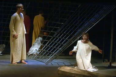 DNIPROPETROVSK, UKRAINE - 16 Mart 2013 'te Dnepropetrovsk Belediye Gençlik Tiyatrosu üyeleri Ukrayna' nın Dnipropetrovsk kentinde Rufinus ve Priscilla 'yı sahneledi. 