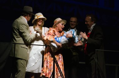 DNIPROPETROVSK, UKRAINE - 15 Kasım 2014: Dnepropetrovsk Devlet Tiyatrosu Üyeleri, 15 Kasım 2014 tarihinde Dnipropetrovsk, Ukrayna 'da bir günlük bir performans sergilediler