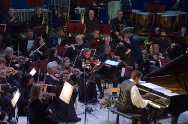 DNIPRO, UKRAINE - 8 Ekim 2016: Amerikalı besteci ve piyanist Calvin Jones ve Dnipro Symphonic Orchestra üyeleri.