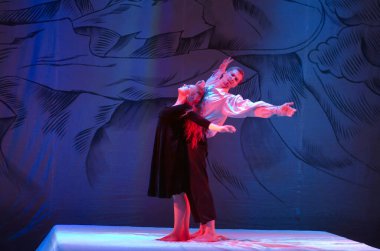 DNIPROPETROVSK, UKRAINE - 21 Kasım 2015: Nadezhda Petrenko ve Alex Hilsky Dnipropetrovsk Gençlik Tiyatrosu VERIM 'de DULCINEA TOBOSSKAYA' yı sahneledi