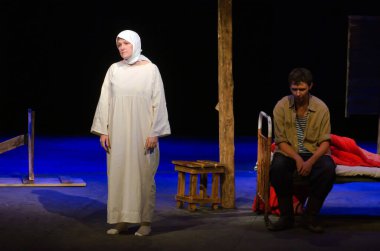 DNIPROPETROVSK, UKRAINE - 31 Ekim 2015: Barbara Voronin ve Sergei Klimenko Dnipropetrovsk Gençlik Tiyatrosu VERIM 'de DEADLINE sahneledi.