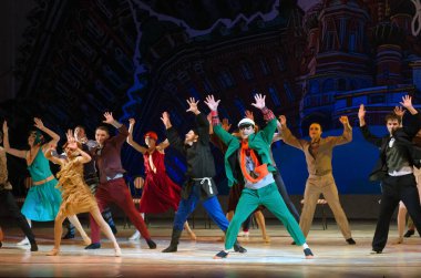 DNIPROPETROVSK, UKRAINE - 10 Ekim: Dnepropetrovsk Devlet Opera ve Bale Tiyatrosu Üyeleri 10 Ekim 2014 tarihinde Dnepropetrovsk, Ukrayna 'da FOXTROT 12 CHAIRS' ı sahneledi..