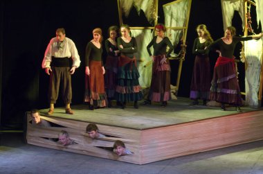  DNIPROPETROVSK, UKRAINE - FABRUARY 21: Dnipropetrovsk Gençlik Tiyatrosu Üyeleri VERIM 21 Şubat 2015 tarihinde DULCINEA TOBOSSKAYA 'yı Dnipropetrovsk, Ukrayna' da sahneledi