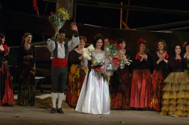 DNEPROPETROVSK, UKRAINE - 1 Haziran: Dnepropetrovsk Devlet Opera ve Bale Tiyatrosu üyeleri 1 Haziran 2014 'te Dnepropetrovsk, Ukrain' de CARMEN gösterisi yaptılar