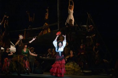 DNEPROPETROVSK, UKRAINE - 1 Haziran: Dnepropetrovsk Devlet Opera ve Bale Tiyatrosu üyeleri 1 Haziran 2014 'te Dnepropetrovsk, Ukrain' de CARMEN gösterisi yaptılar