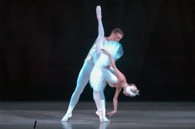 DNIPROPETROVSK, UKRAINE - 28 Aralık 2012 'de Ukrayna' nın Dnipropetrovsk kentinde Dnepropetrovsk Opera ve Bale Tiyatrosu tarafından sahnelenen Kuğu Gölü balesi.