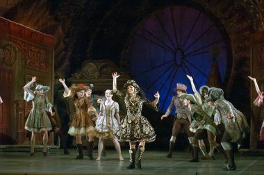 DNEPROPETROVSK, UKRAINE - 7 Aralık 2013 'te Ukrayna' nın Dnepropetrovsk kentindeki Devlet Opera ve Bale Tiyatrosu 'nda KYIV MODERN Ballet üyeleri NUTKRACER' i sahneledi.