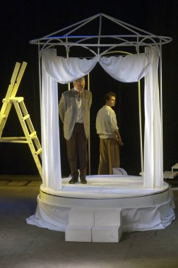 DNIPROPETROVSK, UKRAINE - 31 Mart: Dnepropetrovsk Gençlik Tiyatrosu üyeleri Verim, 31 Mart 2013 tarihinde Ukrayna 'nın Dnipropetrovsk kentinde martı sahneledi 