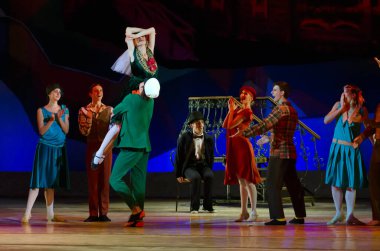 DNIPROPETROVSK, UKRAINE - 9 Ekim: Dnepropetrovsk Devlet Opera ve Bale Tiyatrosu Üyeleri 9 Ekim 2014 'te Dnepropetrovsk, Ukrayna' da FOXTROT 12..
