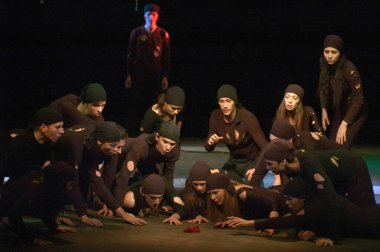 DNIPROPETROVSK, UKRAINI - 20 HAZİRAN: Dnepropetrovsk Gençlik Tiyatrosu Verim üyeleri 20 Ocak 2013 'te Dnepropetrovsk, Ukrayna' da 