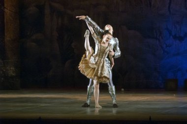 DNEPROPETROVSK, UKRAINE - 7 Aralık 2013 'te Ukrayna' nın Dnepropetrovsk kentindeki Devlet Opera ve Bale Tiyatrosu 'nda KYIV MODERN Ballet üyeleri NUTKRACER' i sahneledi.