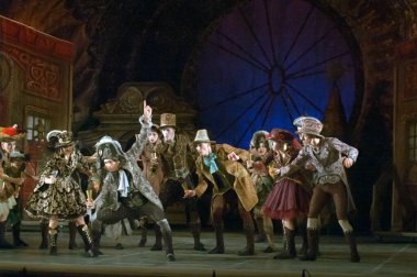 DNEPROPETROVSK, UKRAINE - 7 Aralık 2013 'te Ukrayna' nın Dnepropetrovsk kentindeki Devlet Opera ve Bale Tiyatrosu 'nda KYIV MODERN Ballet üyeleri NUTKRACER' i sahneledi.