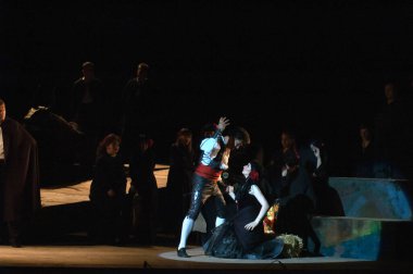 DNEPROPETROVSK, UKRAINE - 1 Haziran: Dnepropetrovsk Devlet Opera ve Bale Tiyatrosu üyeleri 1 Haziran 2014 'te Dnepropetrovsk, Ukrain' de CARMEN gösterisi yaptılar