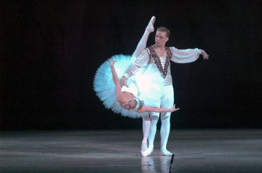 DNIPROPETROVSK, UKRAINE - 28 Aralık 2012 'de Ukrayna' nın Dnipropetrovsk kentinde Dnepropetrovsk Opera ve Bale Tiyatrosu tarafından sahnelenen Kuğu Gölü balesi.