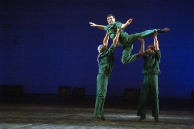 DNEPROPETROVSK, UKRAINE - 9 Mart: Dnepropetrovsk Devlet Opera ve Bale Tiyatrosu üyeleri 9 Mart 2014 'te Dnepropetrovsk, Ukrayna' da ZAKULISIE 'i sahneledi..