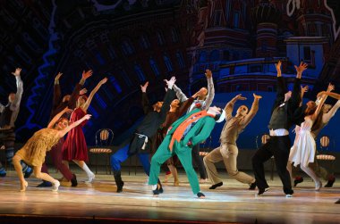 DNIPROPETROVSK, UKRAINE - 10 Ekim: Dnepropetrovsk Devlet Opera ve Bale Tiyatrosu Üyeleri 10 Ekim 2014 tarihinde Dnepropetrovsk, Ukrayna 'da FOXTROT 12 CHAIRS' ı sahneledi..