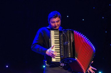 DNIPRO, UKRAINE - 23 Eylül 2017: Ünlü akordiyoncu Vladimir Zuban Ukrayna folk şarkılarını Filarmoni Orkestrası 'nda seslendirdi.