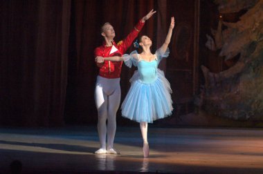 DNEPROPETROVSK, UKRAINE - 30 Aralık 2012 'de Dnepropetrovsk, Ukrayna' da Dnepropetrovsk Opera ve Bale Tiyatrosu tarafından gerçekleştirilen fındıkkıran balesi. 