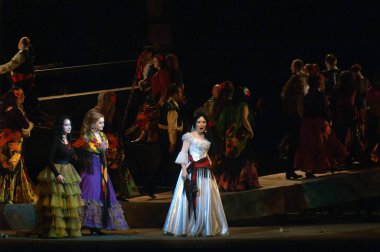 DNEPROPETROVSK, UKRAINE - 1 Haziran: Dnepropetrovsk Devlet Opera ve Bale Tiyatrosu üyeleri 1 Haziran 2014 'te Dnepropetrovsk, Ukrain' de CARMEN gösterisi yaptılar