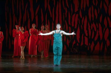 DNEPROPETROVSK, UKRAINE - 9 Mart: Dnepropetrovsk Devlet Opera ve Bale Tiyatrosu üyeleri 9 Mart 2014 'te Dnepropetrovsk, Ukrayna' da ZAKULISIE 'i sahneledi..