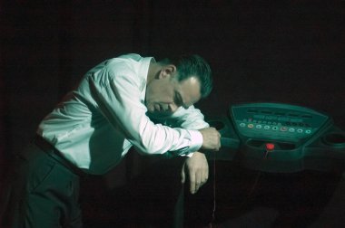 DNEPROPETROVSK, UKRAINE - 1 Mart: Ünlü aktör Michael Melnik, Dnepropetrovsk, Ukrayna 'da 1 Mach 2014 tarihinde Belediye Tiyatrosu CREEK' de bir bilinmeyenden mektup seslendirdi.