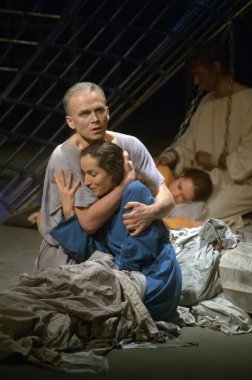 DNIPROPETROVSK, UKRAINE - 16 Mart 2013 'te Dnepropetrovsk Belediye Gençlik Tiyatrosu üyeleri Ukrayna' nın Dnipropetrovsk kentinde Rufinus ve Priscilla 'yı sahneledi. 